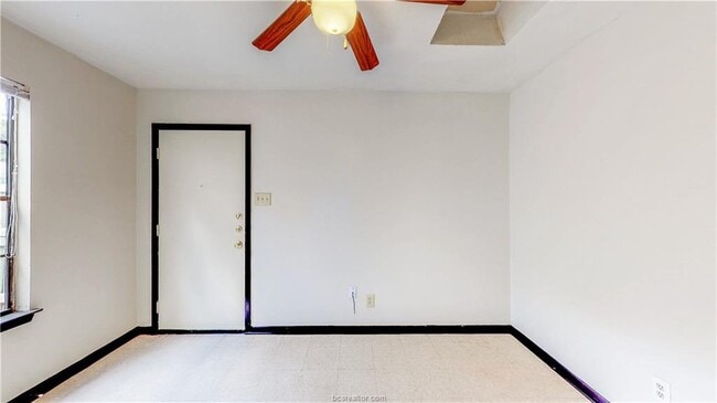Building Photo - 725 Peppertree Dr