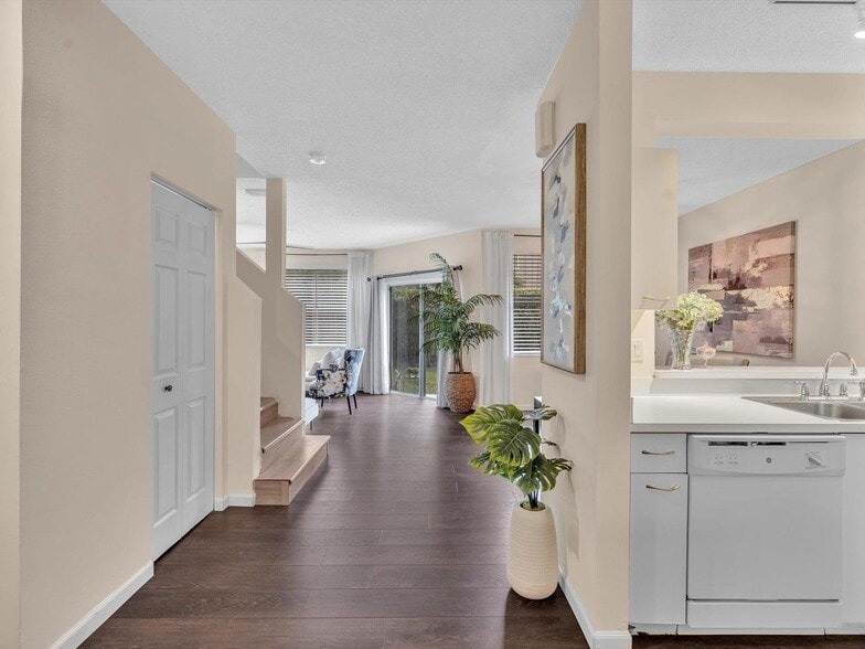 Building Photo - 20930 Via Azalea