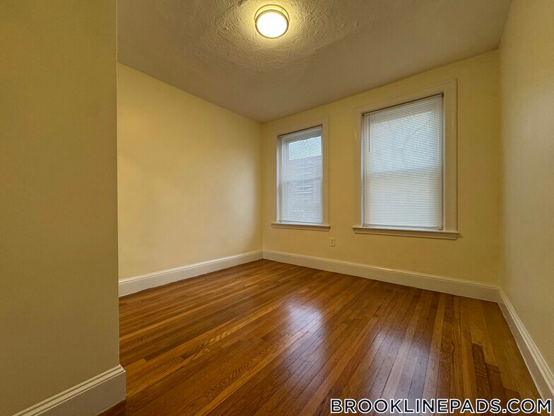 Building Photo - 73 Thatcher St