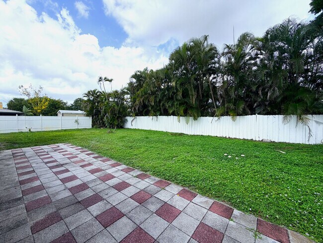Building Photo - 3/2/1 car garage in S. Ft. Myers Off Cypress Lake!