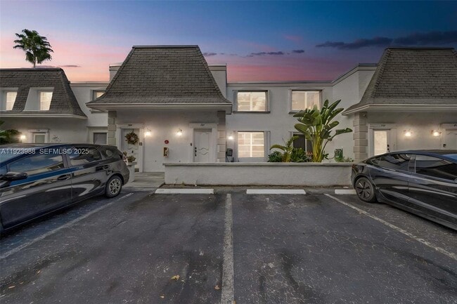 Building Photo - 707 NE 27th Ave