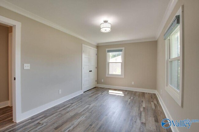 Building Photo - 213 Drake Ave SW