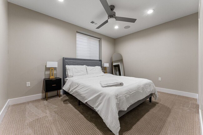 Building Photo - 5 Bed, 5 Bath home in South Park Hill