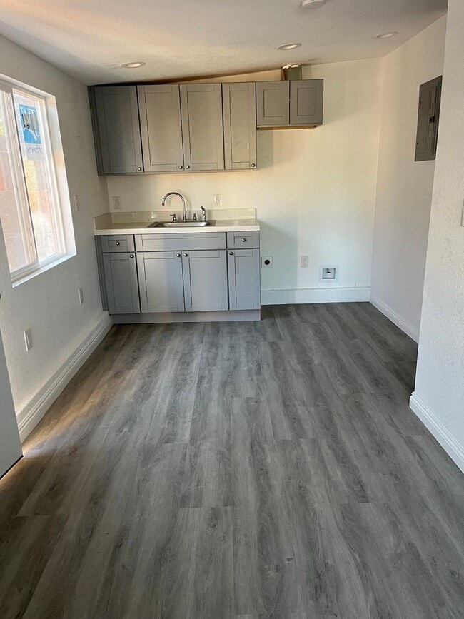 Building Photo - Cute 1 Bedroom Unit in Nice Neighborhood!