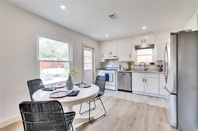 Building Photo - 2102 Bristol Dr
