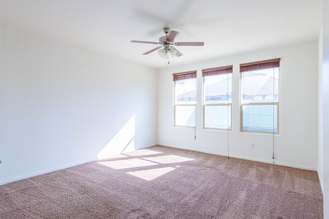 Building Photo - 4 Bedroom 2 Bathroom Ready to rent April 1st, 2026