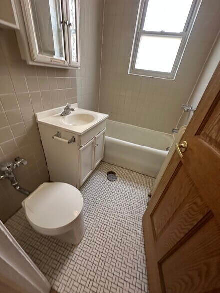 Building Photo - 4237 N Paulina St