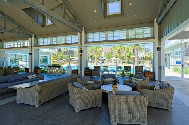 Building Photo - Beautiful end unit 4 bedroom condo in Dublin