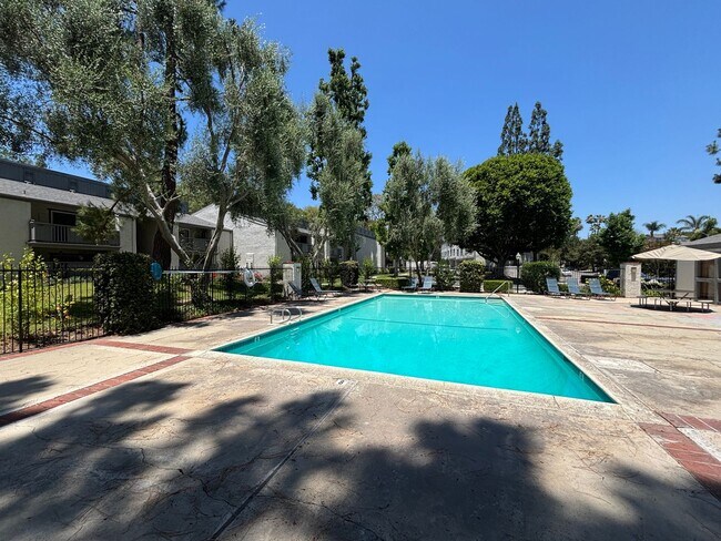 Building Photo - Clean 2 bedroom condo located near downtown Fullerton