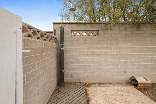 Building Photo - Eastside 4 Bedroom Home with Pool