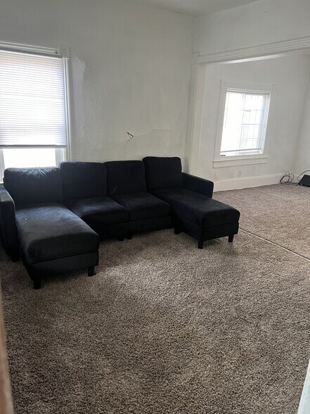 Building Photo - 1113 6th St E