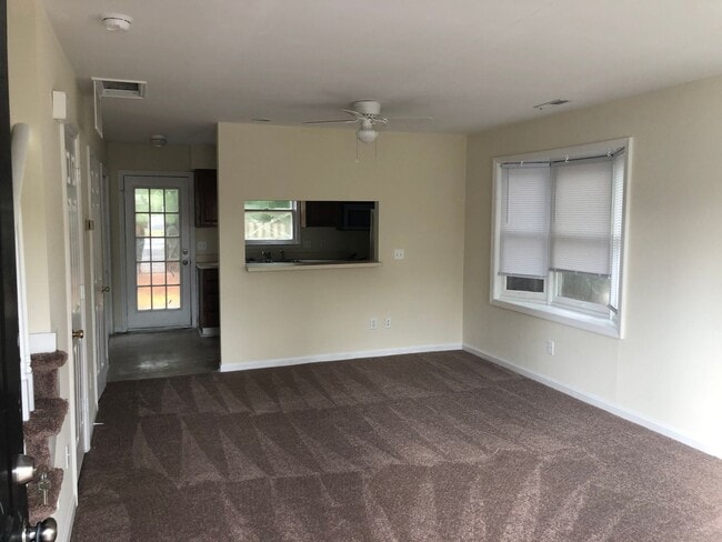 Building Photo - 2 Bed 1.5 Bath Town House