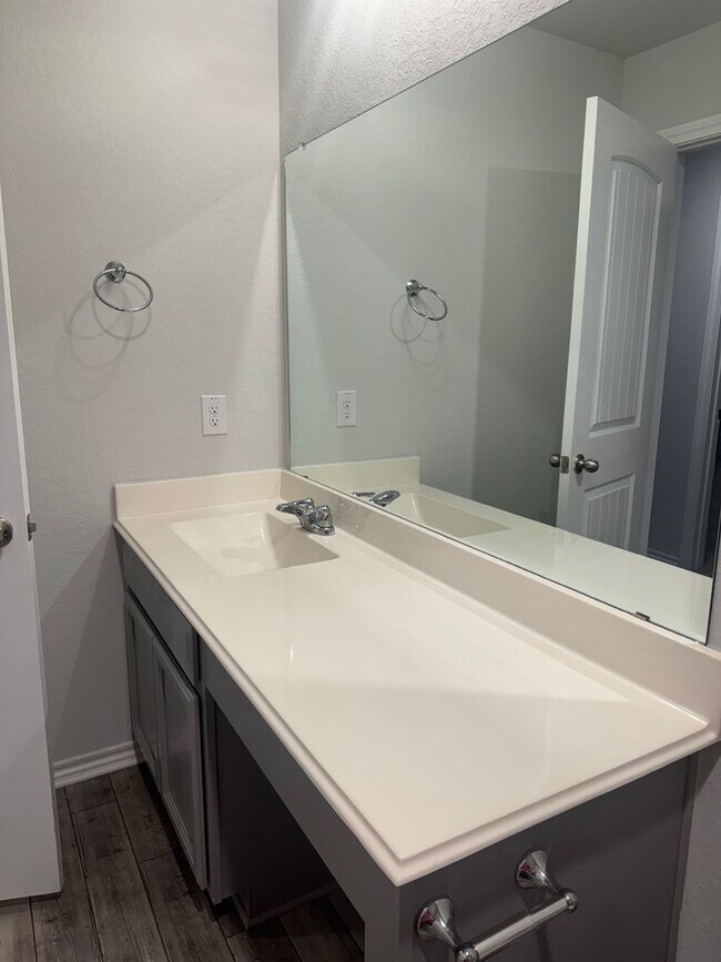 Building Photo - Meridian 4 bedroom 3.5 home ready for move...