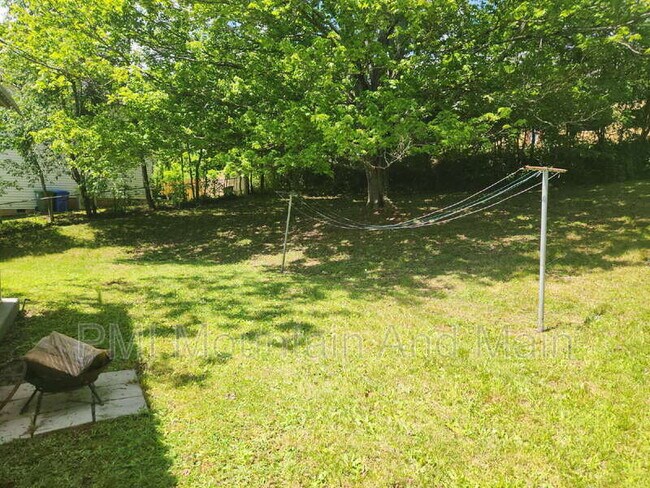 Building Photo - 9 Friendly Hollow