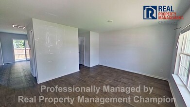 Building Photo - Spacious Home w/Open Living, Fireplace, Fenced Yard & Solar Panels