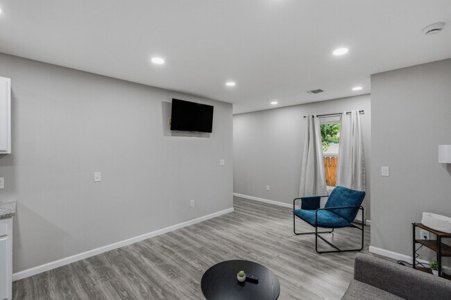 Building Photo - 2306 E Houston St