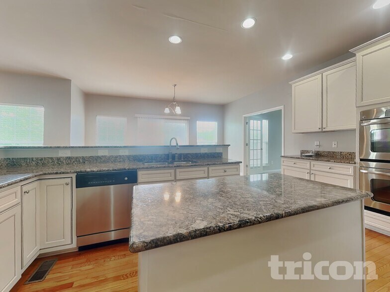 Building Photo - 2190 McLaughlin Dr