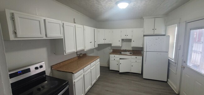 Building Photo - 438 E Strawberry St