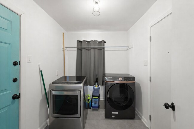 Building Photo - AVAILABLE BEGGINING OF JUNE ; APPLY ON OUR WEBSITE TODAY!!!