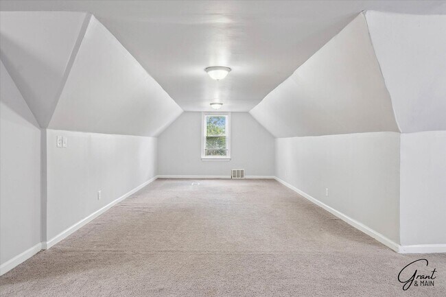 Building Photo - $1250 3 bedroom bungalow