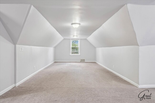 Building Photo - $1325 3 bedroom bungalow