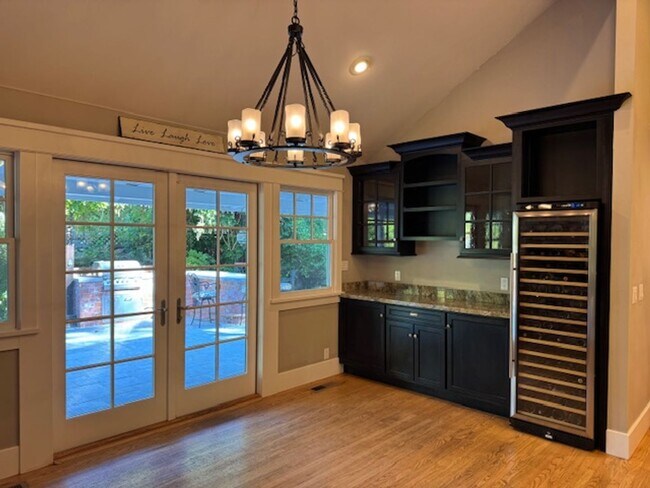 Building Photo - Gorgeous 5 bedroom, 4.5 bath, Westside Dan...