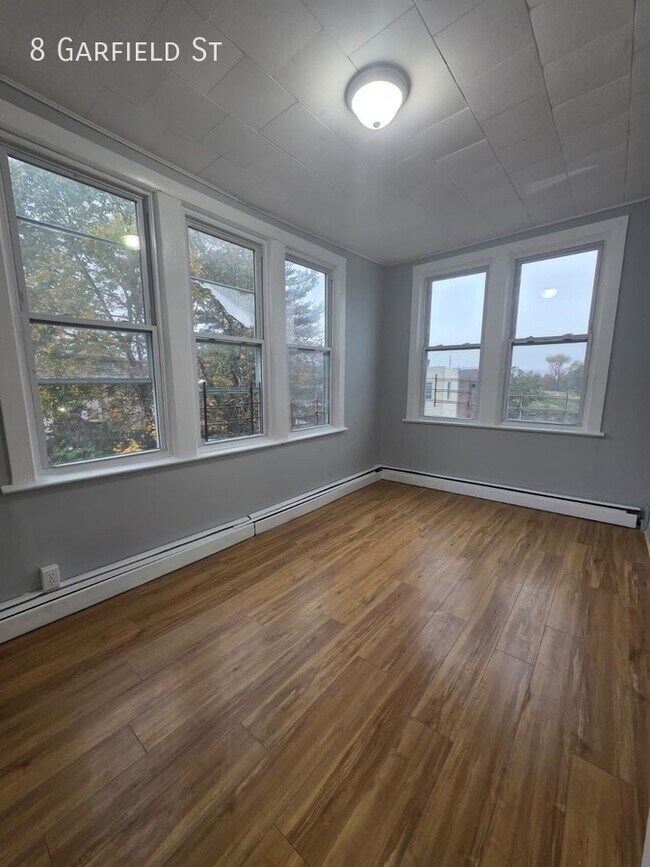 Building Photo - 8 Garfield St