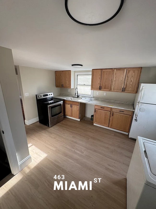 Building Photo - 463 Miami St