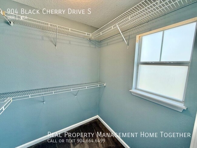 Building Photo - 904 Black Cherry Dr S