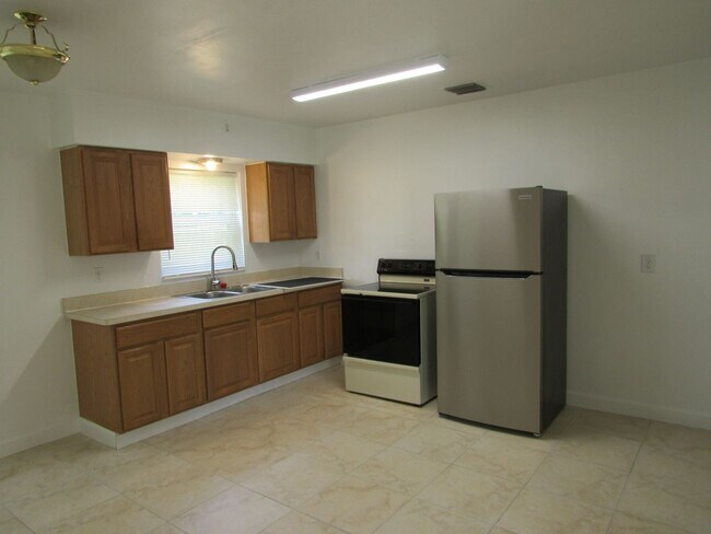 Building Photo - LOVELY 2 BEDROOM SINGLE FAMILY HOME IN CLE...