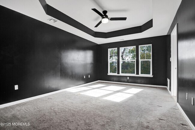 Building Photo - 100 Pine St