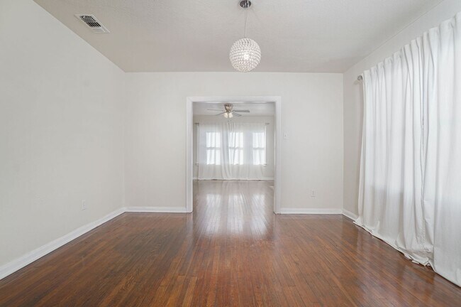 Building Photo - Charming 3-Bedroom Home for Rent in Jefferson Terrace!