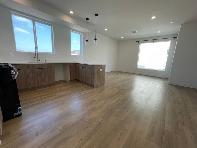 Building Photo - JUST COMPLETED MODERN TOWNHOMES! Never Liv...