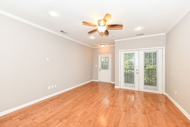 Building Photo - 2 Bed 2 Bath Townhome in Broad Ripple! Nature Trails!