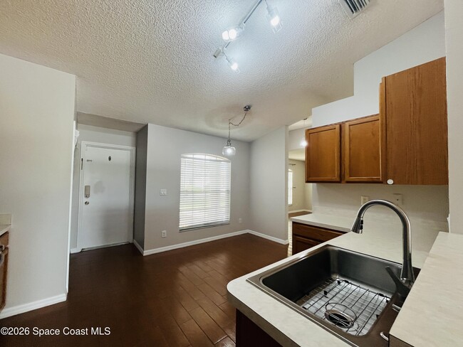 Building Photo - 829 Honeysuckle Dr