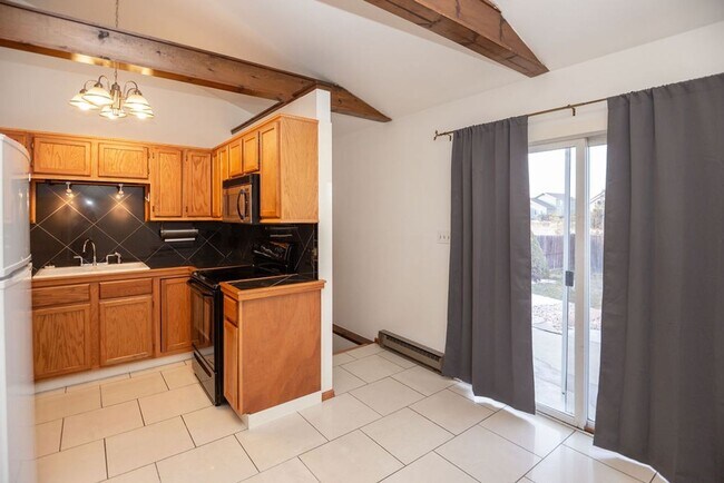 Building Photo - 3208 Spruce Dr