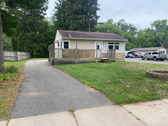 Building Photo - Updated 1-Bedroom House With Large Backyard
