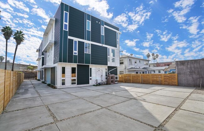 Building Photo - 837 N Kingsley Dr