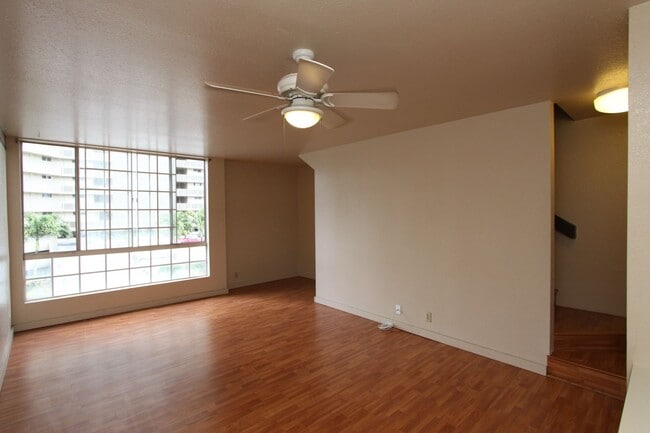 Building Photo - 2 bedroom, 1.5 bath, 1 parking split level...