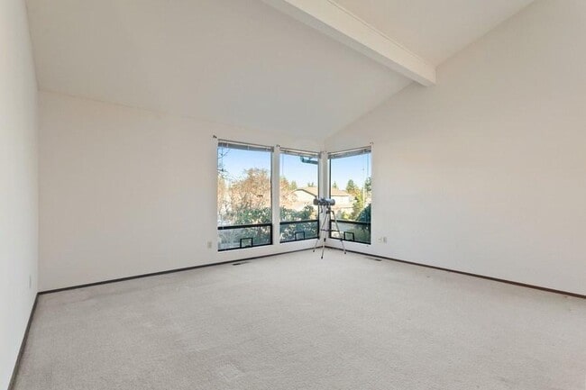 Building Photo - 4 bedroom in Bellevue WA 98008