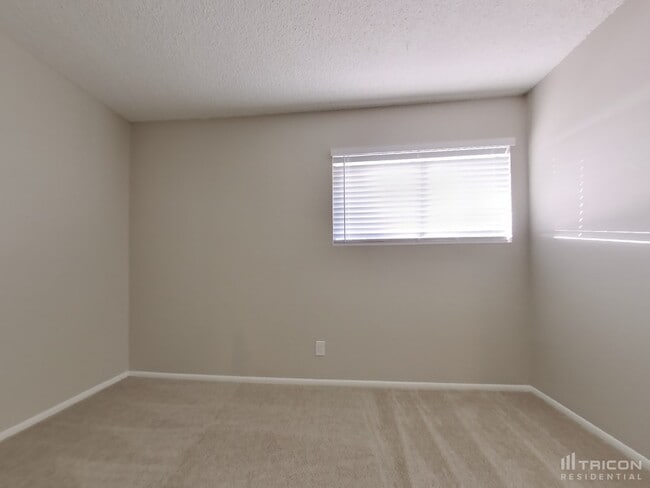 Building Photo - 3932 W Gelding Dr
