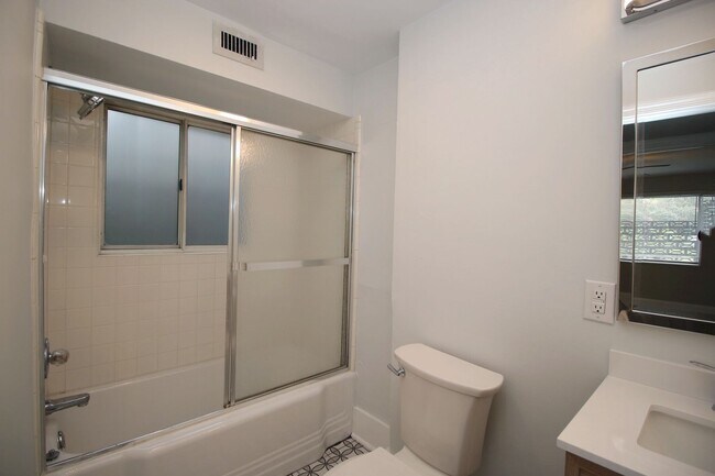Building Photo - Spacious Student Home in Melrose Heights –...