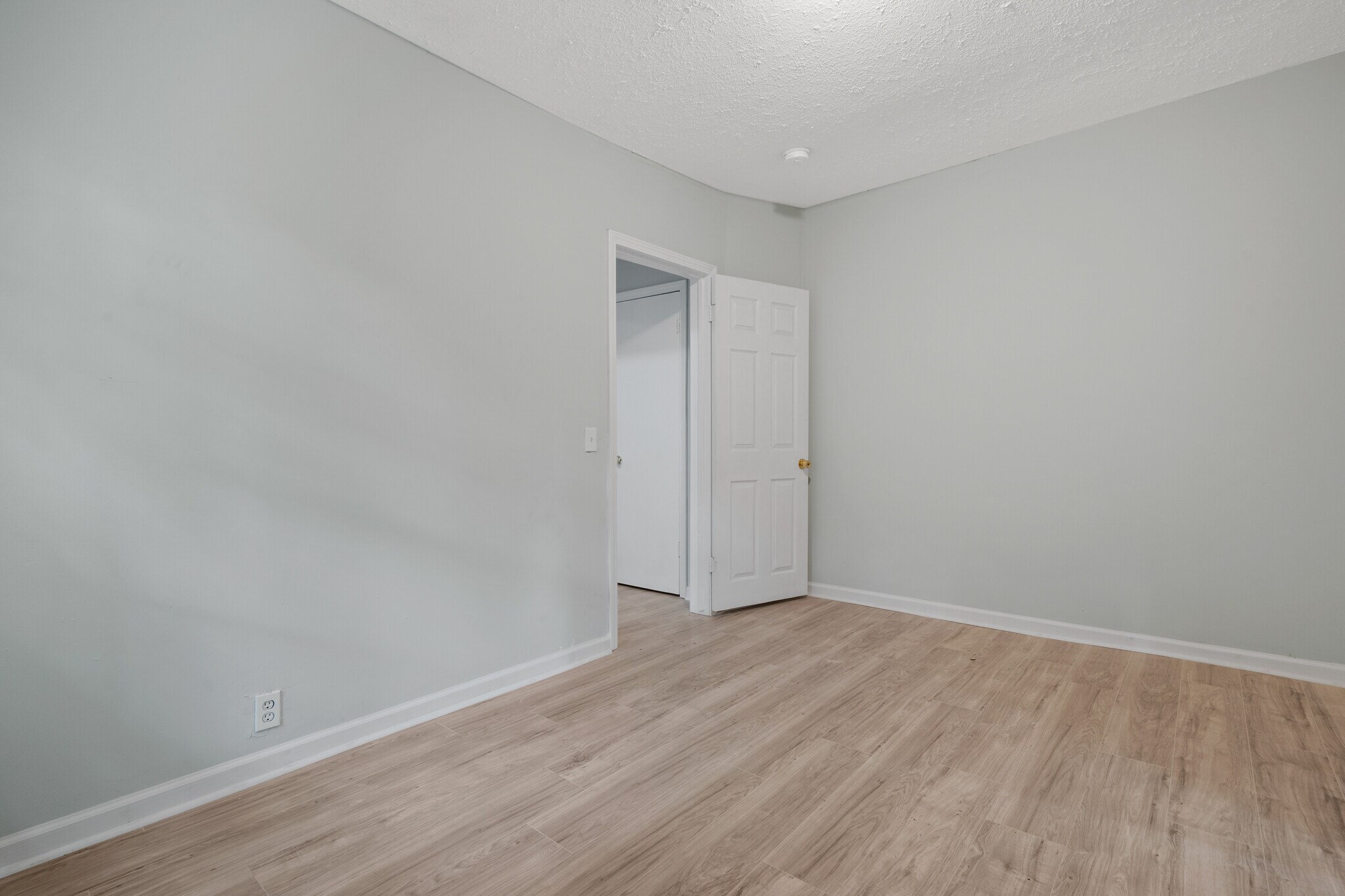 Building Photo - 608 Monroe St