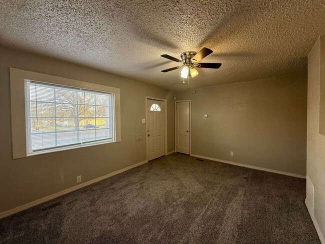 Building Photo - 713 S Oliver Ave