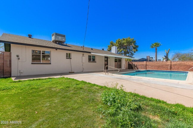 Building Photo - 1102 E Alameda Dr