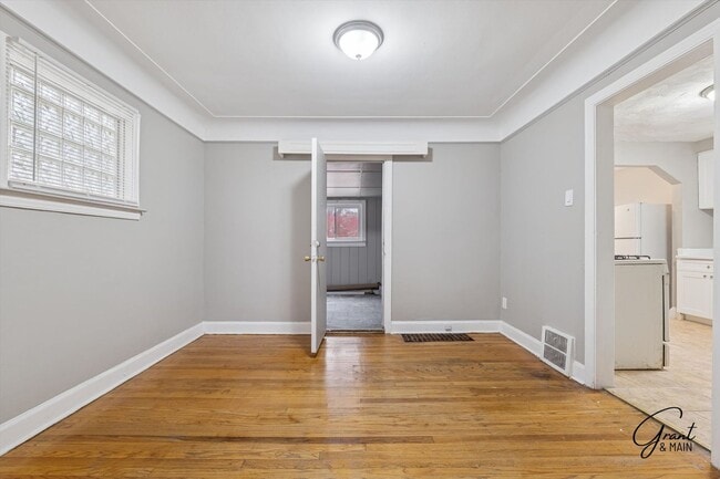 Building Photo - $1400 3 bedroom