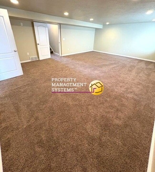 Building Photo - 3 Bedroom Townhome in Layton!