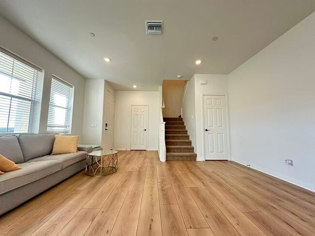 Building Photo - 3 BEDROOM HOME FOR LEASING IN Ontario