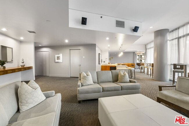 Building Photo - 13650 Marina Pointe Dr