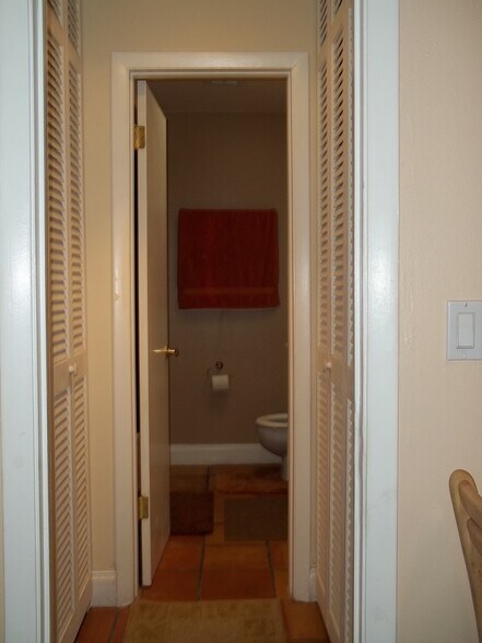 walkway to the main bathroom - 1475 Curlew Ave